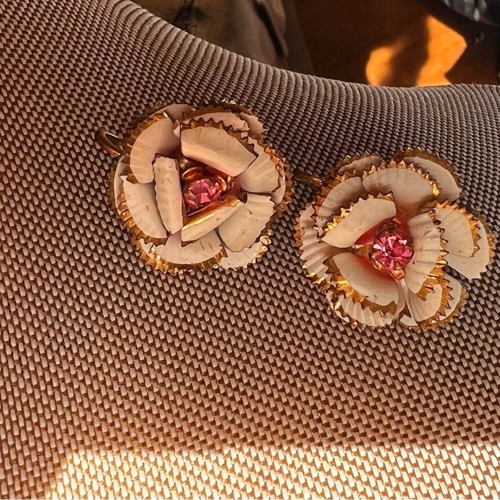 Antique enamel floral screwback earrings - Picture 11 of 12